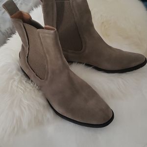 NWT UGG Chelsea Boot Size 11